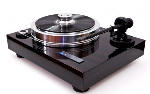 E.A.T Forte S Turntable; After the first impressive model Forte, Euro Audio Team follows with the small brother EAT Forte S. The last letter "S" is for small. Actually there is nothing "small" and this can be seen as a good joke. E.A.T Forte S Turntable; After the first impressive model Forte, Euro Audio Team follows with the small brother EAT Forte S. The last letter "S" is for small. Actually there is nothing "small" and this can be seen as a good joke.