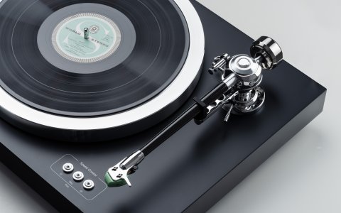 E.A.T. C-Dur Turntable - Satin Black - detail